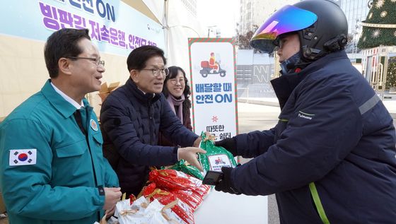 김문수 장관 '안전 배달하세요'