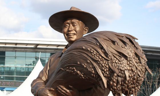 동대구역 광장에 세워진 박정희 동상