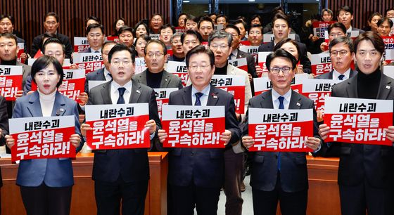 '윤석열 구속하라' 피켓 든 민주