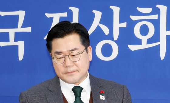 원내대책회의 입장하는 박찬대