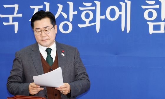 원내대책회의 입장하는 박찬대