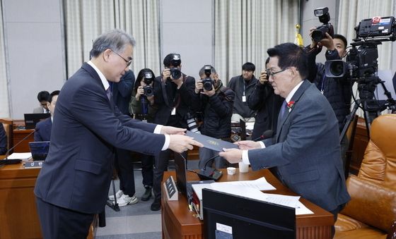 선서문 제출하는 조한창 헌법재판관 후보자