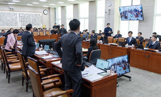 설전 벌이는 법사위 여야 위원들