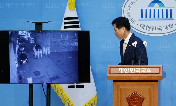 국회의장 공관 앞 무장군인들…CCTV 공개