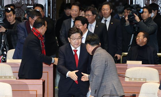 의총 참석하는 권성동 대표 권한대행