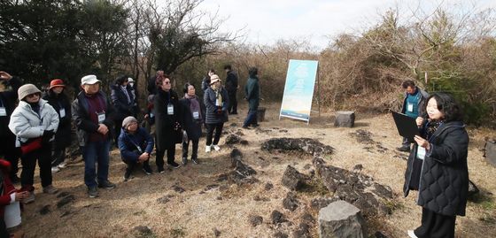 제주4·3유적지서 낭독하는 한강의 '작별하지 않는다'