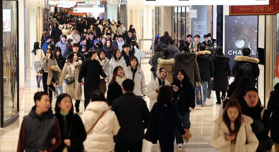 성탄절 하루 앞두고 붐비는 쇼핑몰