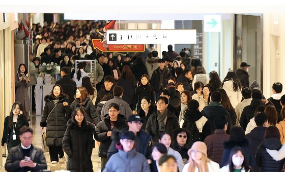 추운 날씨에 쇼핑몰 찾은 시민들