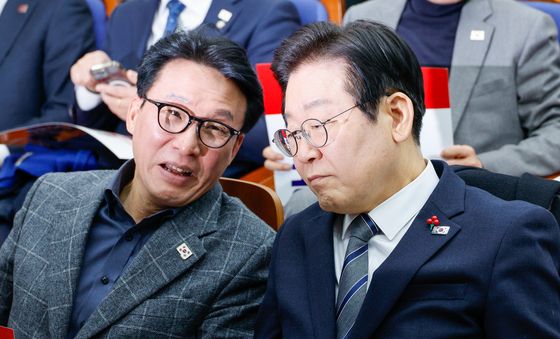 김민석 최고위원과 대화하는 이재명 대표