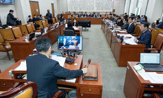 의사봉 두드리는 정청래 위원장