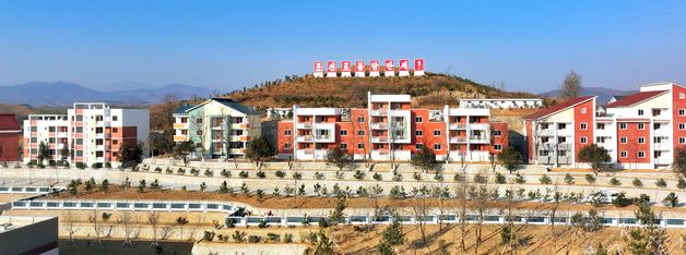 북한 금야군 살림집 입사모임 진행…"새 집의 주인을 찾아 축하"