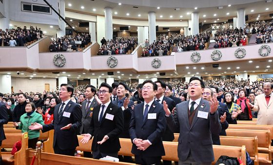 성탄절, 교회에서 예배 드리는 민주