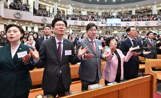 성탄절, 교회에서 예배 드리는 국힘