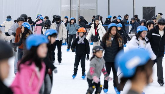 성탄절 북적이는 서울광장 스케이트장