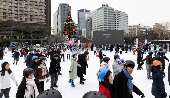 성탄절 스케이트장 찾은 시민들