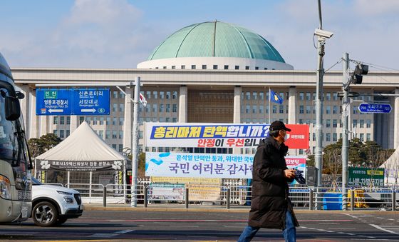 '탄핵 정국' 성탄절 국회 앞은