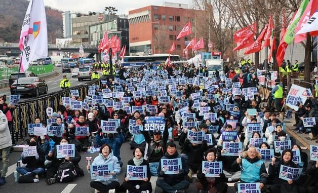 성탄절 관저 앞 집회 연 진보당