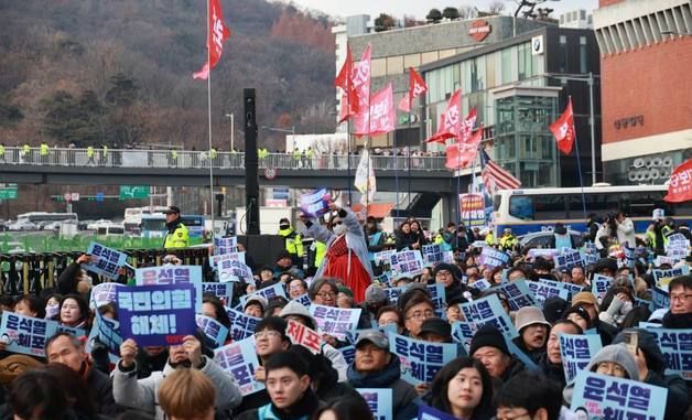 성탄절 관저 앞 집회 연 진보당