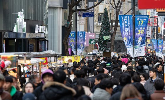 크리스마스 맞아 인파 가득한 명동