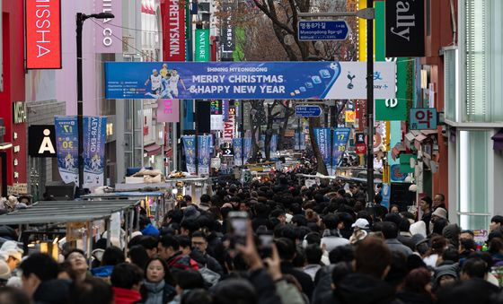 크리스마스 맞아 북적이는 명동