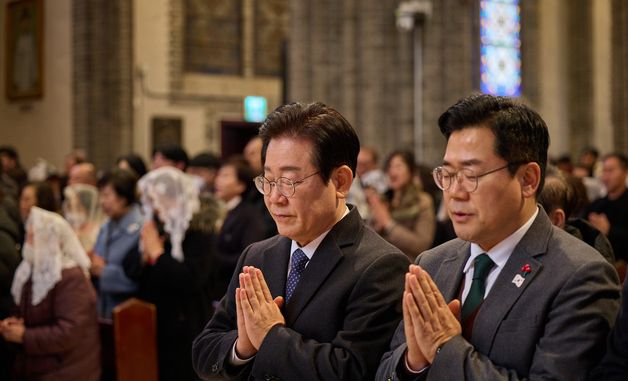 성탄 대축일 미사 기도하는 이재명·박찬대