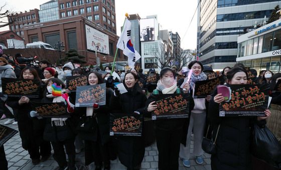 명동성당 앞에서 윤석열 퇴진과 차별금지 촉구하는 시민들