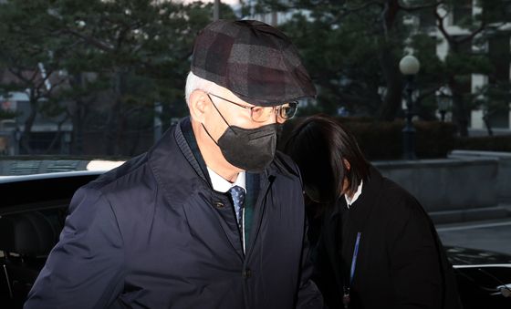 출근하는 정형식 헌법재판관