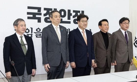 기념촬영하는 권성동·미즈시마 고이치 주한일본대사