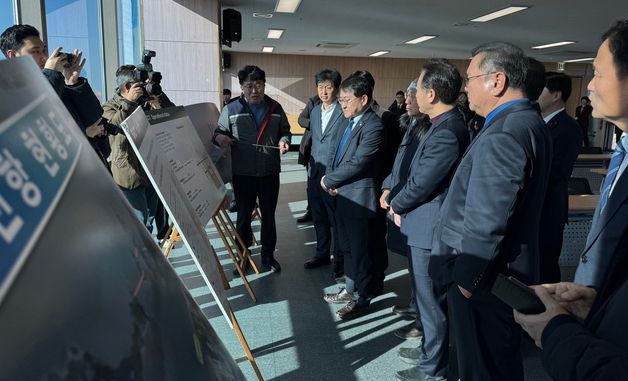 인천신항 찾은 기재위 야당 의원들