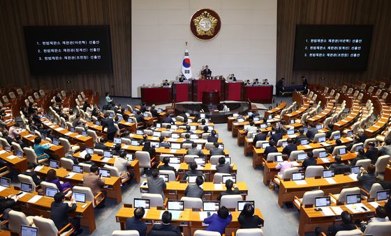 與 다수 불참 속 통과되는 헌법재판관 3인 선출안