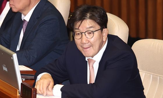 '헌법재판관 임명안 통과' 표정 굳은 권성동