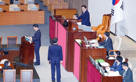 국회의장석 찾아간 권성동 권한대행