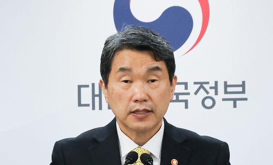 이주호 "AI교과서 '교육자료' 규정 유감...재의요구 건의