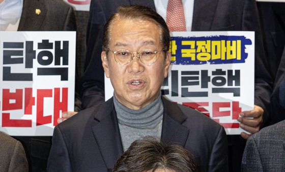 '총리탄핵 반대' 피켓 든 권성동·권영세