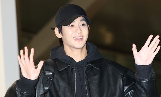 김수현, 꿀 떨어지는 미소