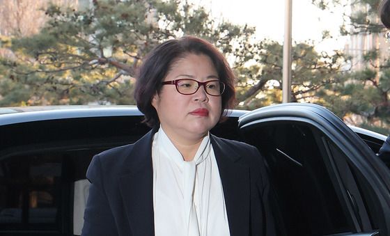 출근하는 김복형 헌법재판관