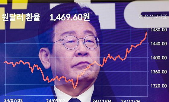 '치솟는 환율' 발언 경청하는 이재명 대표