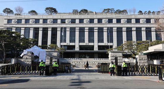 헌재 심판대에 오른 윤 탄핵… 첫 변론준비기일