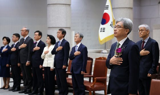 퇴임식에서 국민의례하는 김상환 대법관