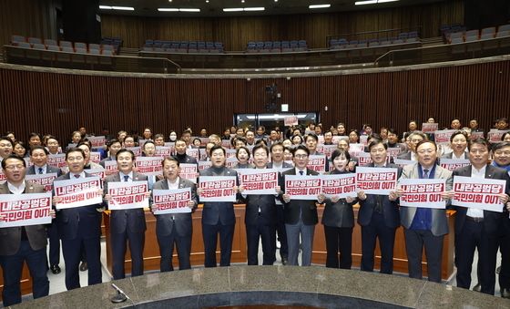 한덕수 표결 전 구호 외치는 민주