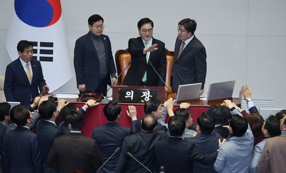 우의장 "국무총리 한덕수 탄핵안, 재적의원 과반수 찬성"