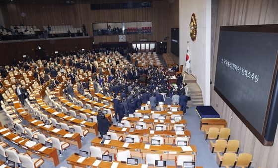 국회의장석으로 몰려간 국민의힘 '의결 정족수 과반에 항의'