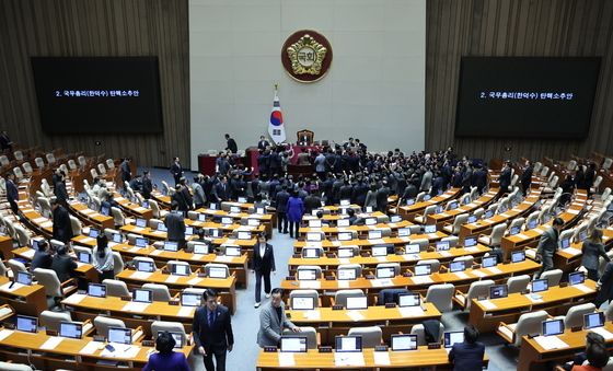 국회의장 앞으로 몰려간 국민의힘 의원들