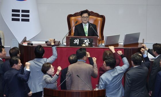 여당 의원들 항의 받는 우원식 국회의장