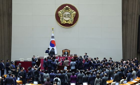 우원식 국회의장에게 항의하는 국민의힘