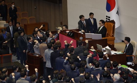 의장석 몰려간 여당 '한덕수 탄핵 의결 정족수 과반에 항의'