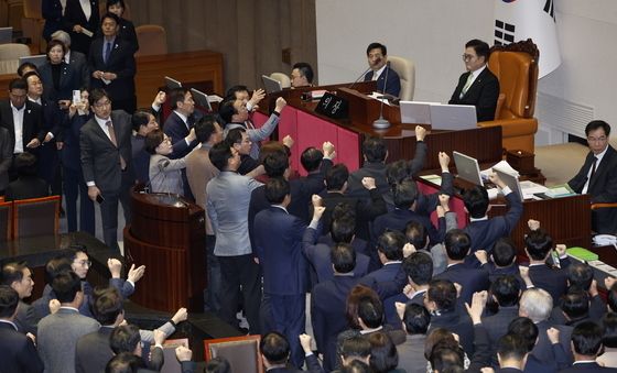 우의장 “한 총리 탄핵안 재적 과반으로 표결”…여당 격렬 항의