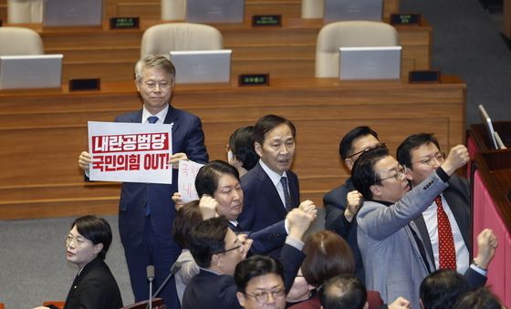 '與 비판' 손팻말 든 민형배 의원