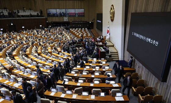 탄핵 의결 정족수 과반 '본회의장 떠나는 국민의힘'