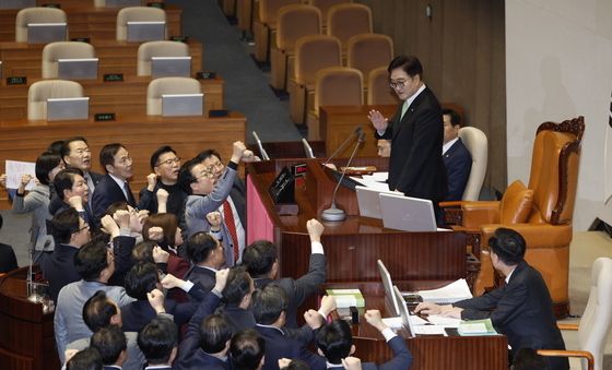 거센 항의 받는 우원식 국회의장